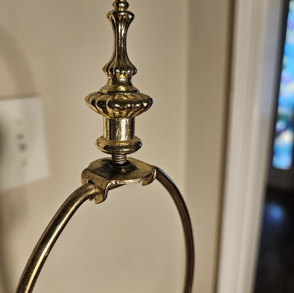 Vintage Rembrant wood & brass table lamp 1989. - Picture 10 of 12
